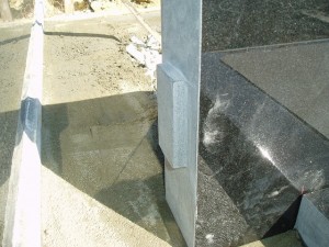 石にホゾを入れ耐震ボンド接着