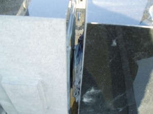 石にホゾを入れ耐震ボンド接着