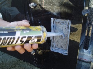 石にホゾを入れ耐震ボンド接着