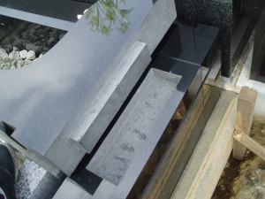 石にホゾを入れ耐震ボンド接着