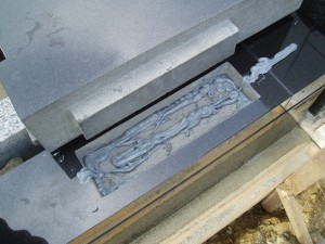 石にホゾを入れ耐震ボンド接着